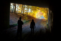 Edvard og Tórvør gennem en tunnel i Hareskoven. Edvard and Tórvør through a tunnel in Hare forest