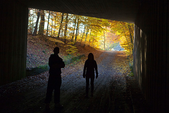 Edvard og Tórvør gennem en tunnel i Hareskoven. Edvard and Tórvør through a tunnel in Hare forest